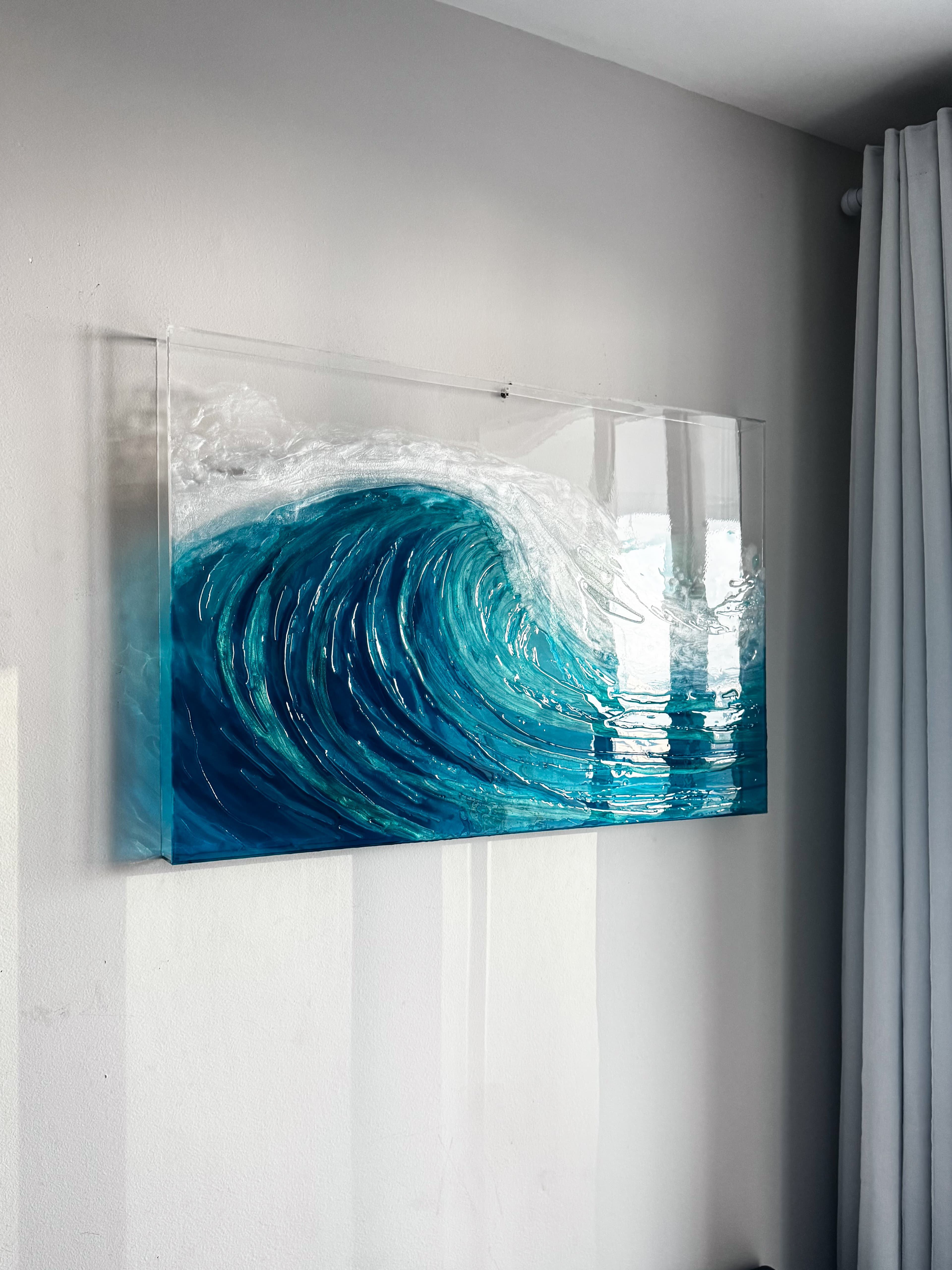 Onda 2 — obra de Anny Schäfer em resina epóxi